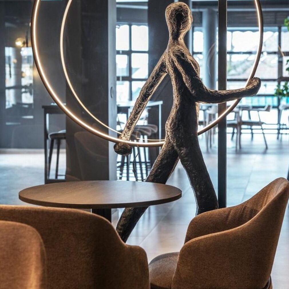 En sittegruppen på Thon Partner Hotel, Notodden, vises en skulptur med bøyle som lyser.